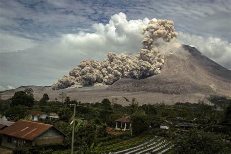 Endonezya’da yanardağ patlaması
